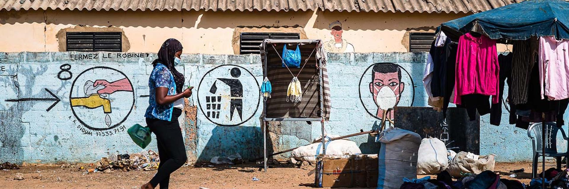 Image of a woman walking wearing a health mask © Unsplash