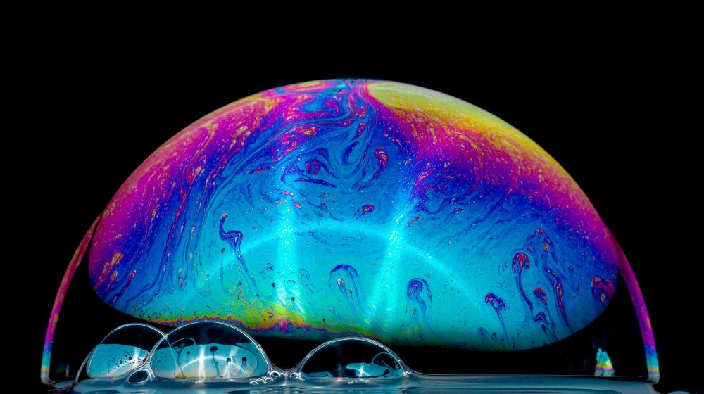 Closeup of a colourful soap bubble © Lanju Fotografie/Unsplash
