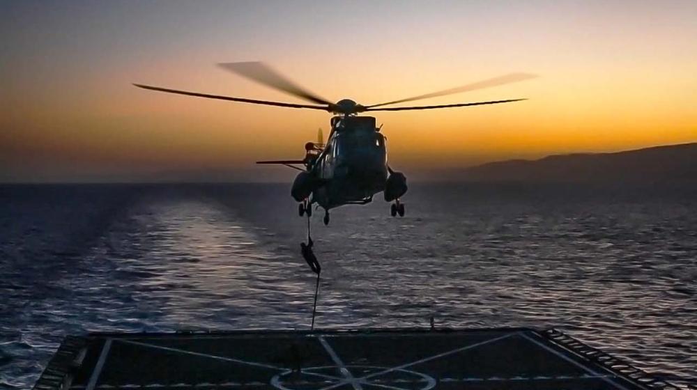 Helicopter landing on boat at sunset © EU Naval Force (EU NAVFOR) - Operation Atalanta/Flickr